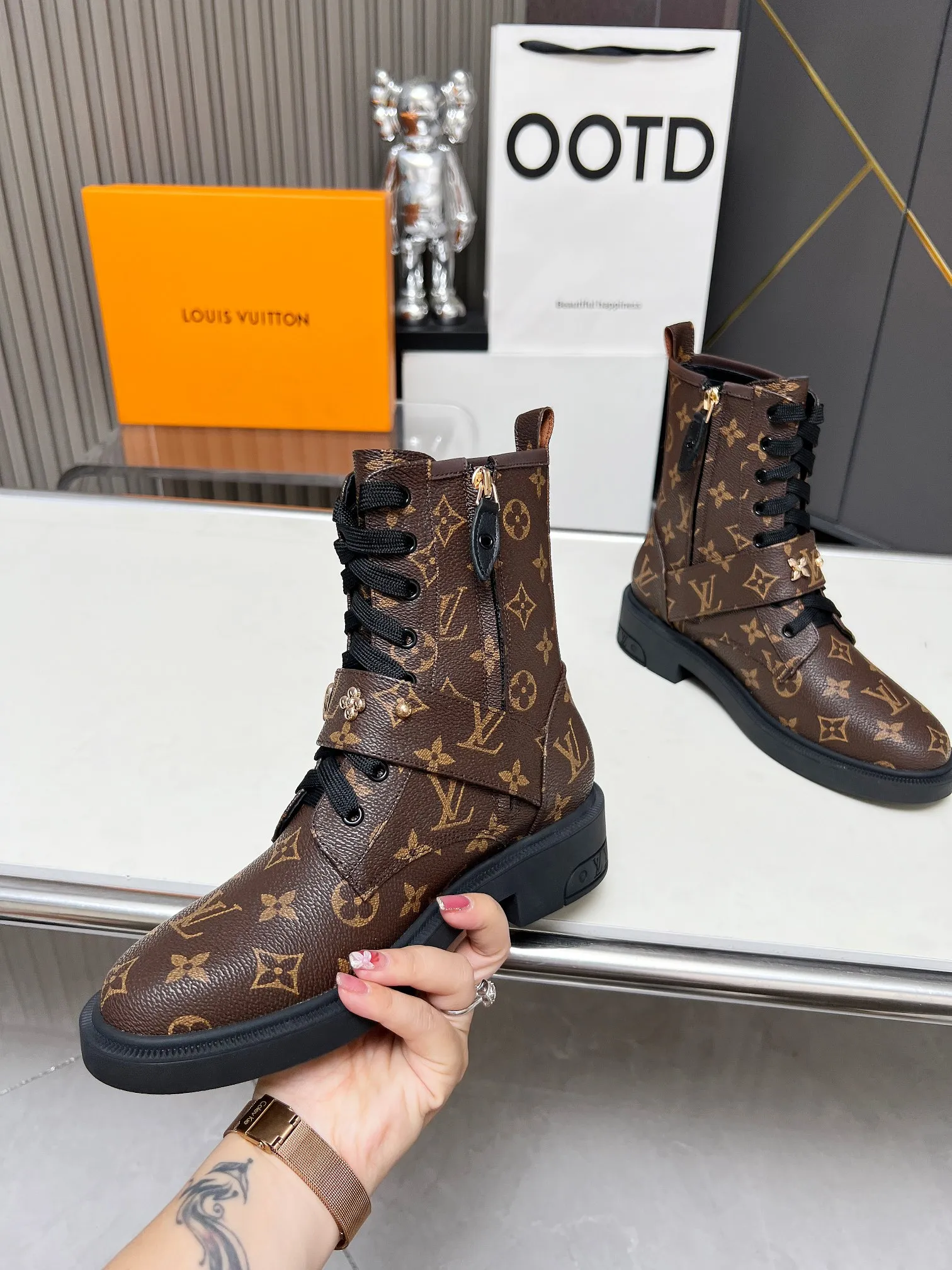 👟👟Ex-factory price 760👟👟Louis Vuitton 2024 autumn and winter high-end customization, major star Internet celebrity catwalk style, century-old classic, exquisite craftsmanship, comfortable on the feet, side zipper design for easy putting on and taking off. This Citizen flat boots are made of smooth cow leather, with rich elements to interpret military style. Adjustable Velcro laces are accented with studs, giving the Monogram flower and LV Twist logo a metallic sheen, while a lightweight rubber outsole completes the look. Fabric: full-grain cowhide, lining: cowhide, buckle: original mold, outsole, original mold, color: black cowhide, black open edge beads, coffee color, code number: 36 to 40 (41 and 42 can be customized, non-refundable). Bosses are welcome to order (open edge beads + 10 meters)